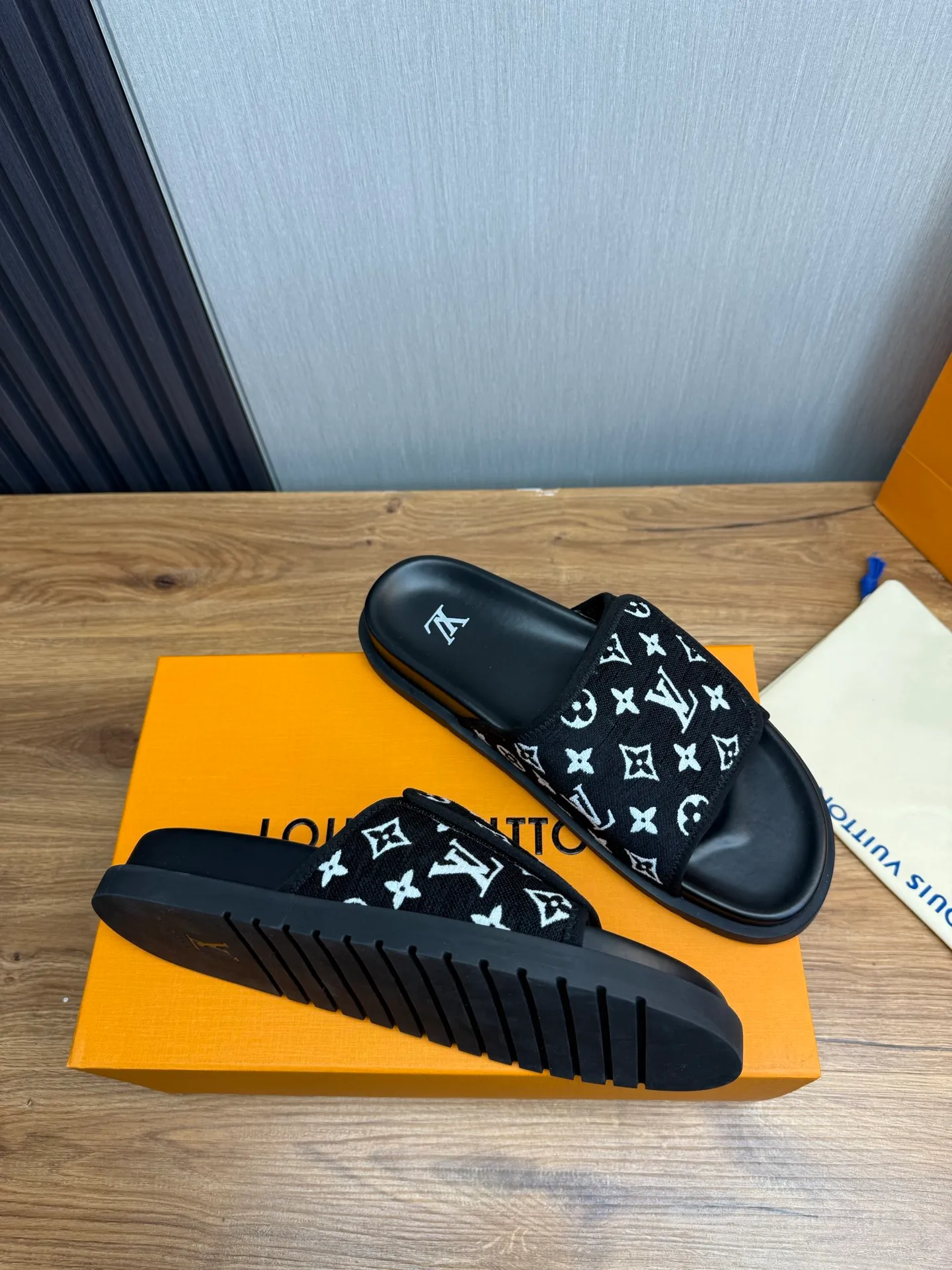 Men's shoes 💰340💰 ▪️LV's popular Little Red Book popular slippers hot sale: 1 shipment✅ Super textured and comfortable slippers, original TPU outsole. Authentic counter box drawer box packaging 🎁Size 38-45